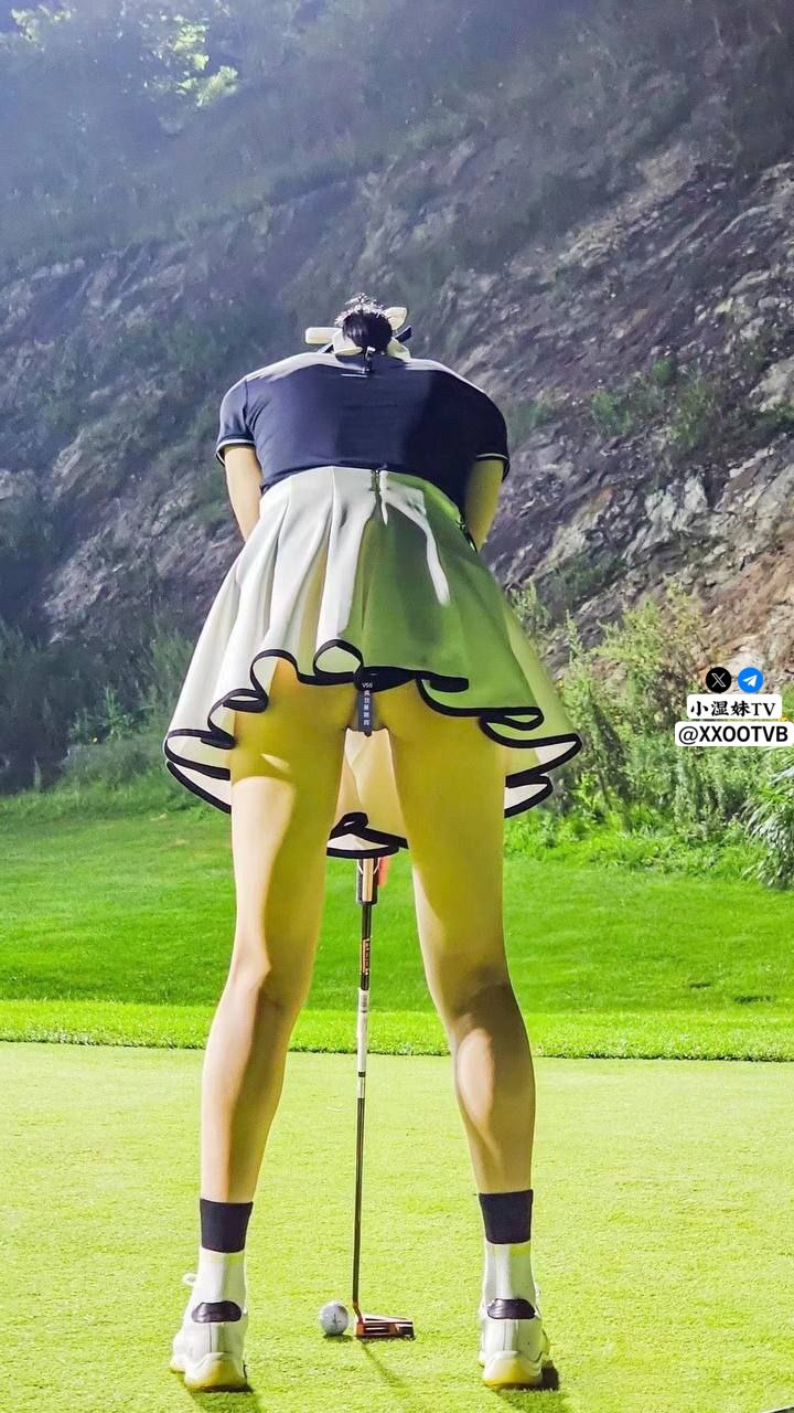 年龄不大萌妹子全裸自摸诱惑 床上掰开逼逼近距离特写粉嫩非常诱人 很是诱惑喜欢不要错过